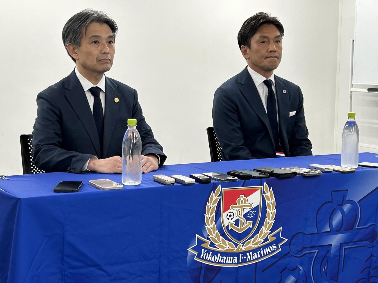 会見に出席した中山昭宏社長（左）と鈴木健仁スポーティングダイレクター