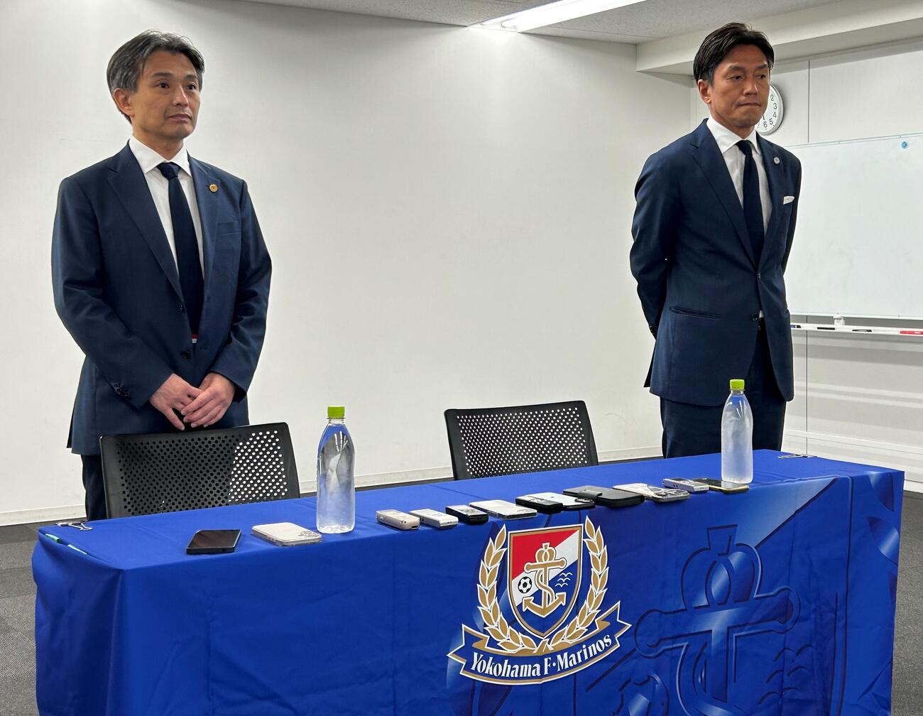 会見に出席した中山昭宏社長（左）と鈴木健仁スポーティングダイレクター