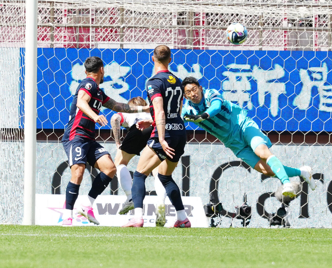 明治安田J1百年構想リーグ・プレーオフラウンド第2戦　鹿島対神戸　前半、パンチングする神戸GK権田修一（右端）（撮影・江口和貴）