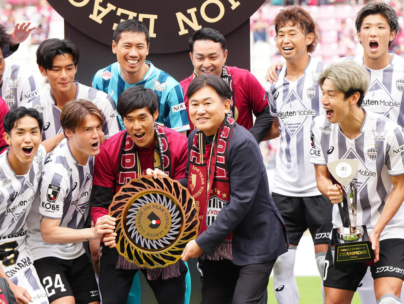 明治安田J1百年構想リーグ・プレーオフラウンド第2戦　鹿島対神戸　表彰式後、優勝シャーレを手にする神戸三木谷浩史会長（前列左から4人目）（撮影・江口和貴）＝2026年6月6日