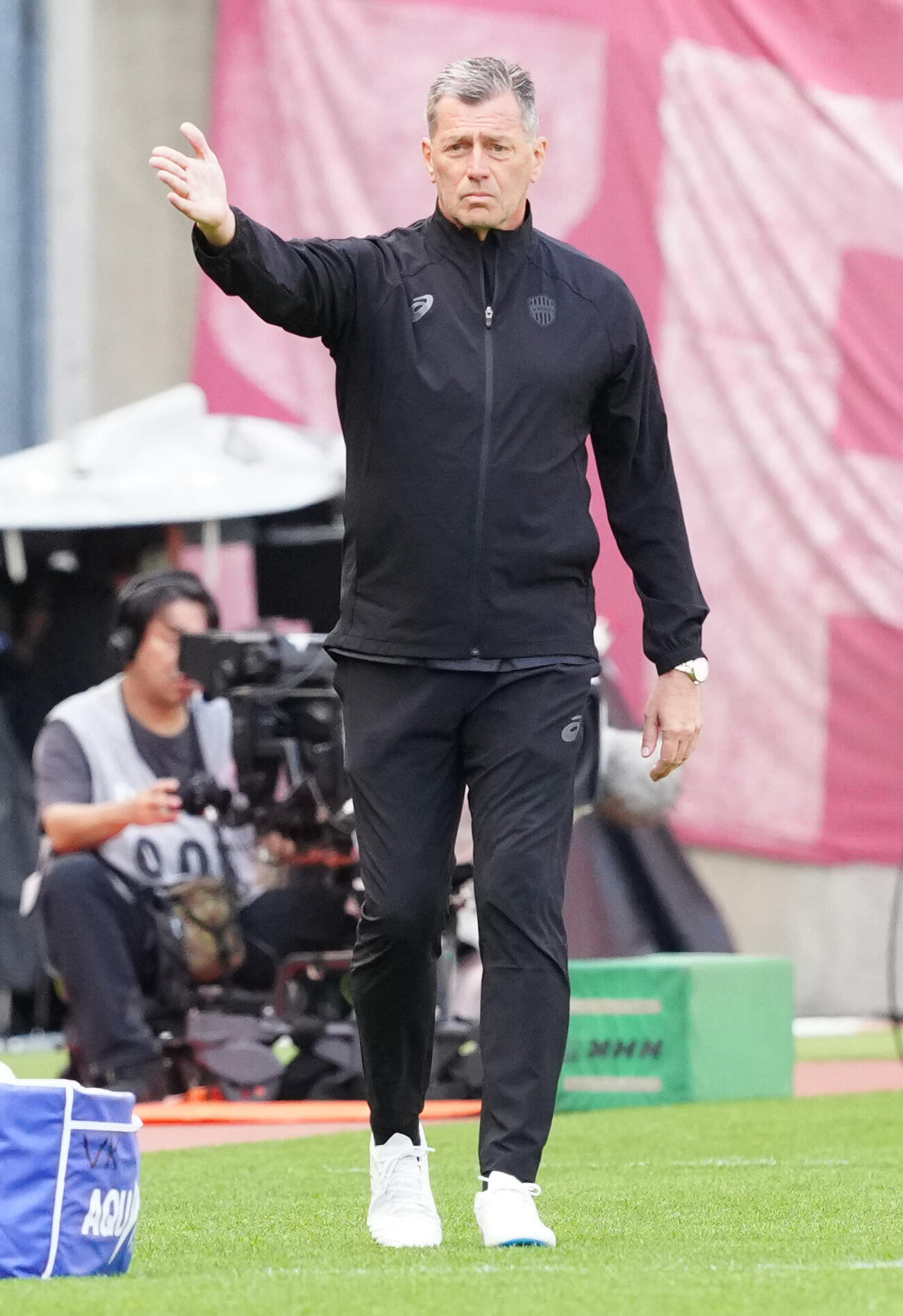 明治安田J1百年構想リーグ・プレーオフラウンド第2戦　鹿島対神戸　前半、アピールする神戸ミヒャエル・スキッベ監督（撮影・江口和貴）＝2026年6月6日