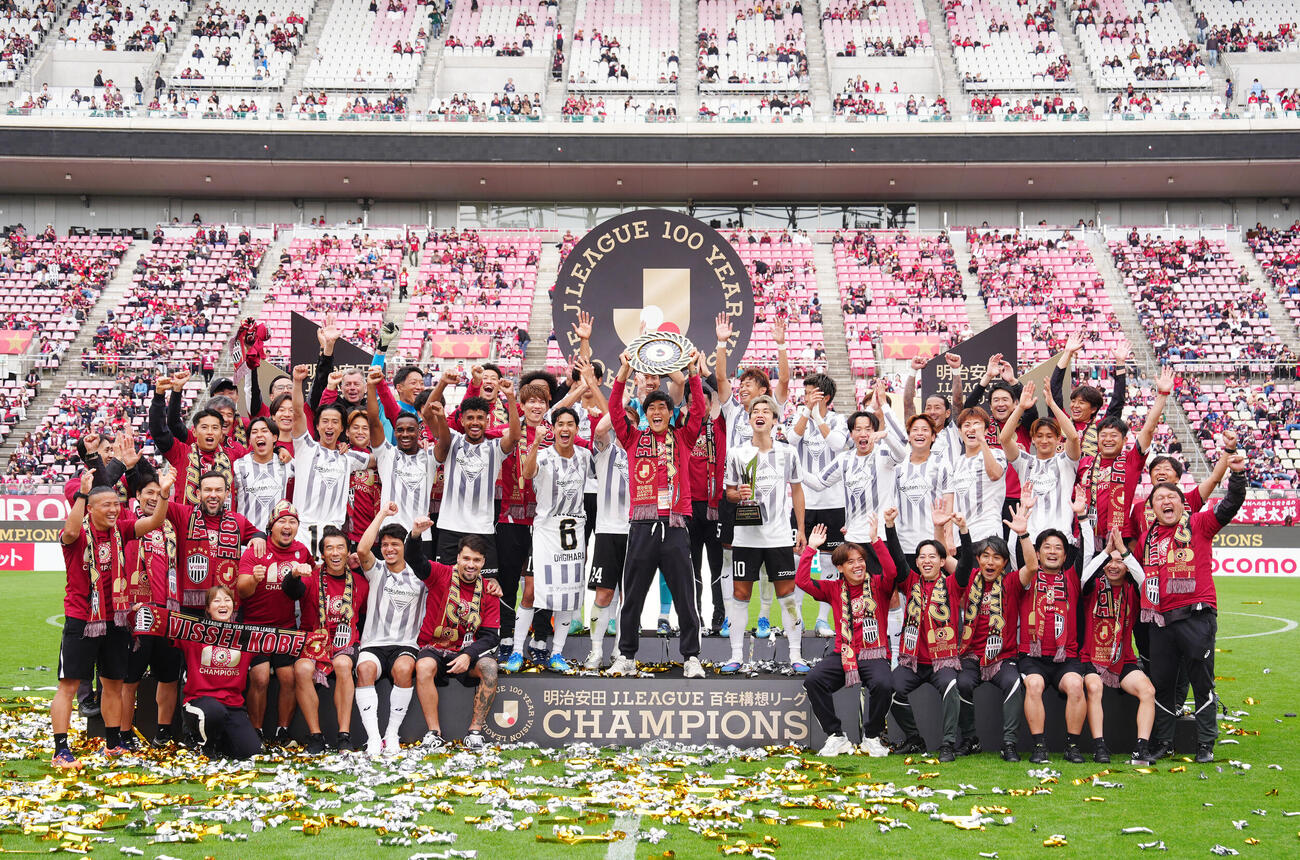 明治安田J1百年構想リーグ・プレーオフラウンド第2戦　鹿島対神戸　優勝し歓喜する神戸の選手たち（撮影・江口和貴）