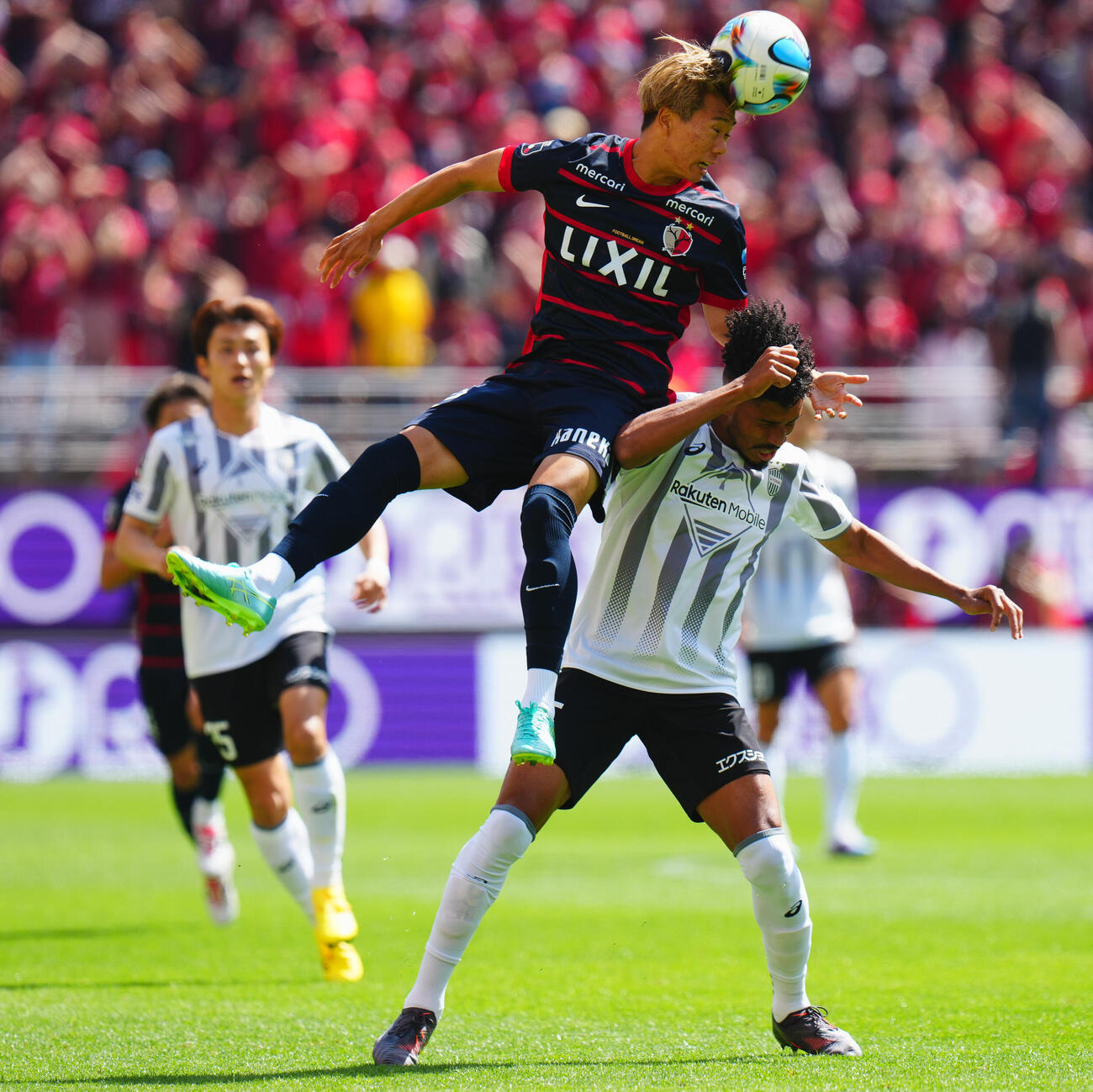 J1百年構想リーグ　プレーオフラウンド第2戦　鹿島対神戸　前半、競り合う鹿島濃野公人（左）と神戸ジエゴ（撮影・垰建太）