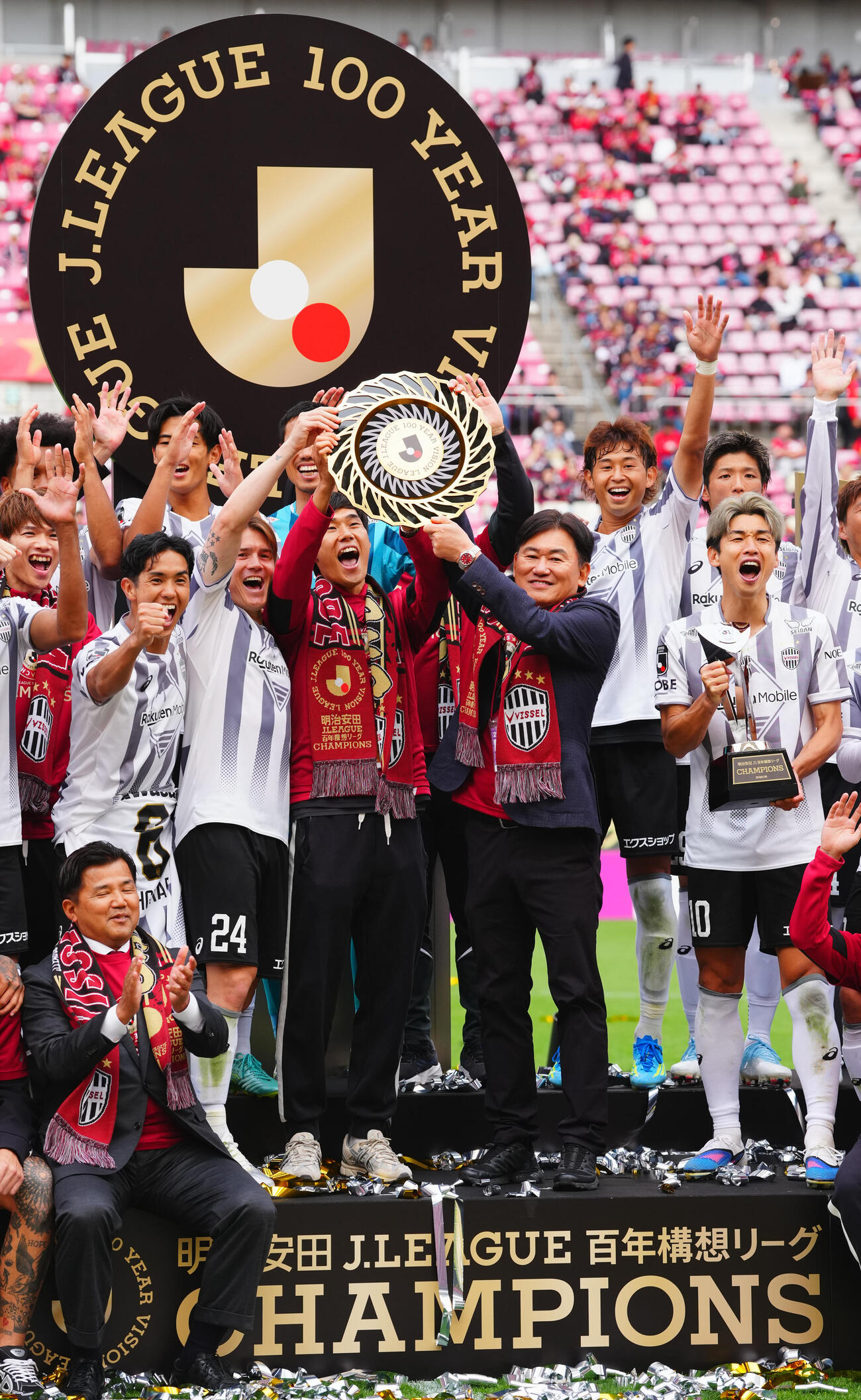 J1百年構想リーグ　プレーオフラウンド第2戦　鹿島対神戸　優勝し選手たちとシャーレを掲げる神戸三木谷浩史代表取締役会長（撮影・垰建太）