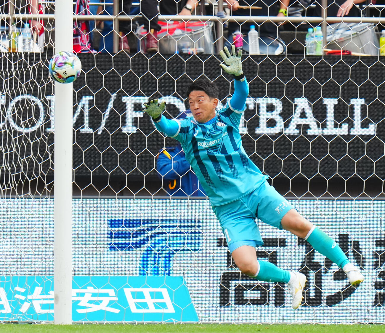 J1百年構想リーグ　プレーオフラウンド第2戦　鹿島対神戸　後半、シュートをセーブする神戸GK権田修一（撮影・垰建太）