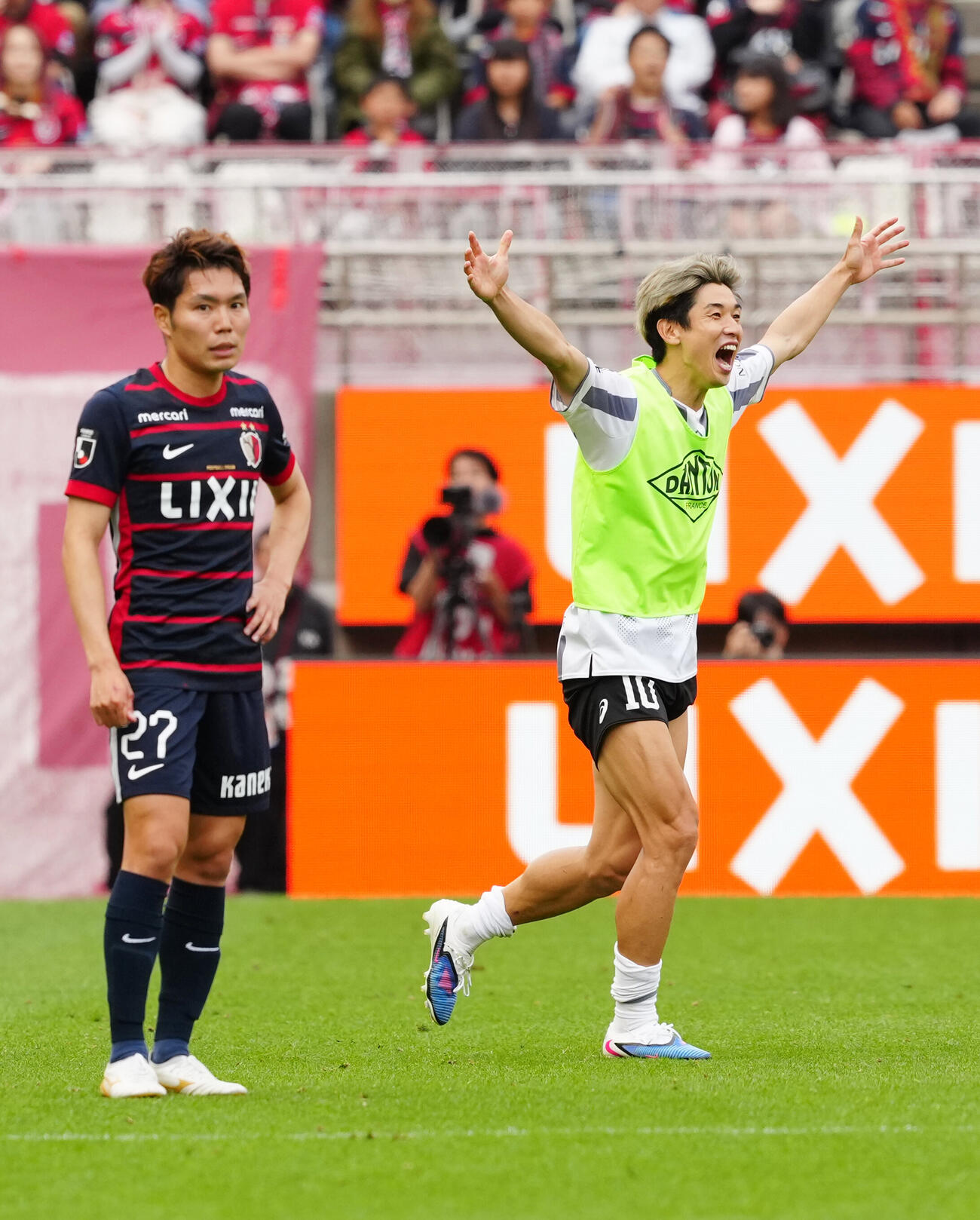明治安田J1百年構想リーグ・プレーオフラウンド第2戦　鹿島対神戸　優勝を決め歓喜する神戸大迫勇也（右）。左は鹿島松村優太（撮影・江口和貴）