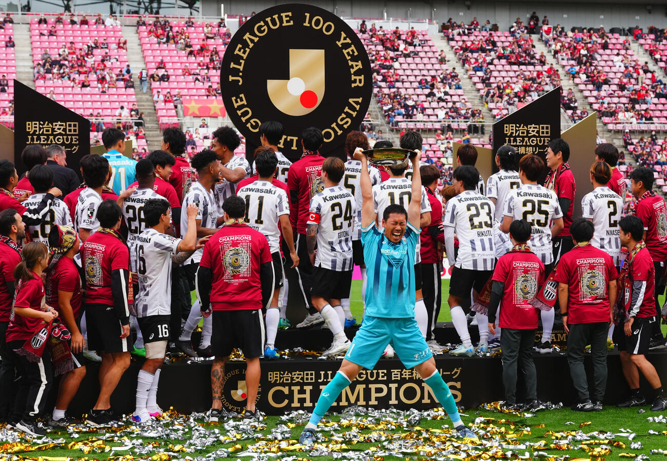J1百年構想リーグ　プレーオフラウンド第2戦　鹿島対神戸　優勝し選手たちとシャーレを掲げる神戸GK前川黛也（撮影・垰建太）