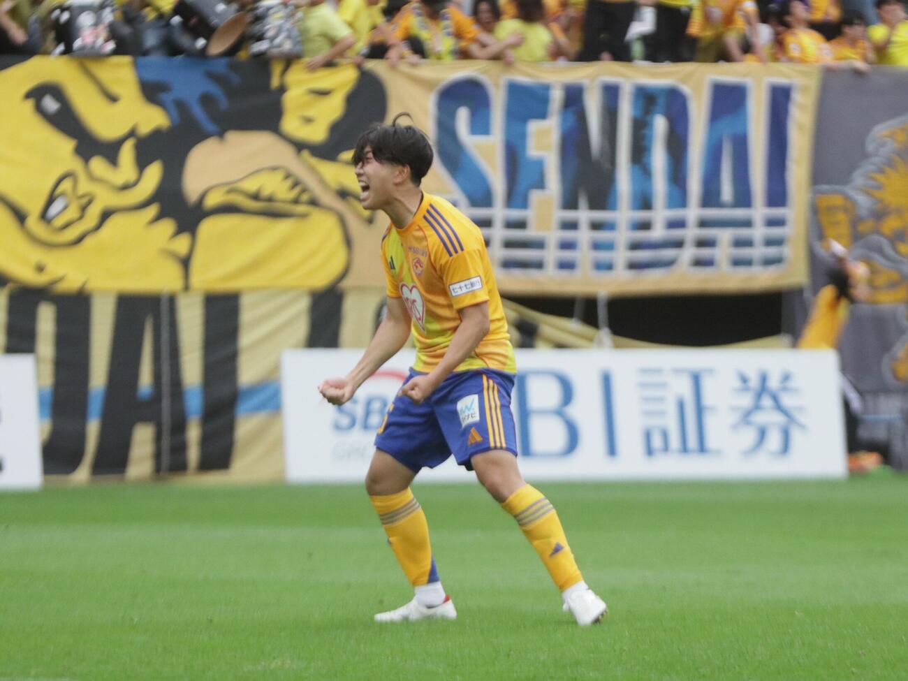 仙台対富山　勝利を決するPKを決め喜ぶ仙台MF南創大（撮影・高橋香奈）