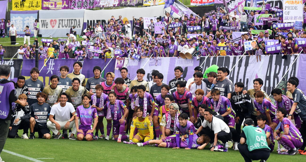 藤枝対愛媛　今季最終戦を勝利で飾り、サポーターと写真に納まる藤枝の選手ら（撮影・前田和哉）