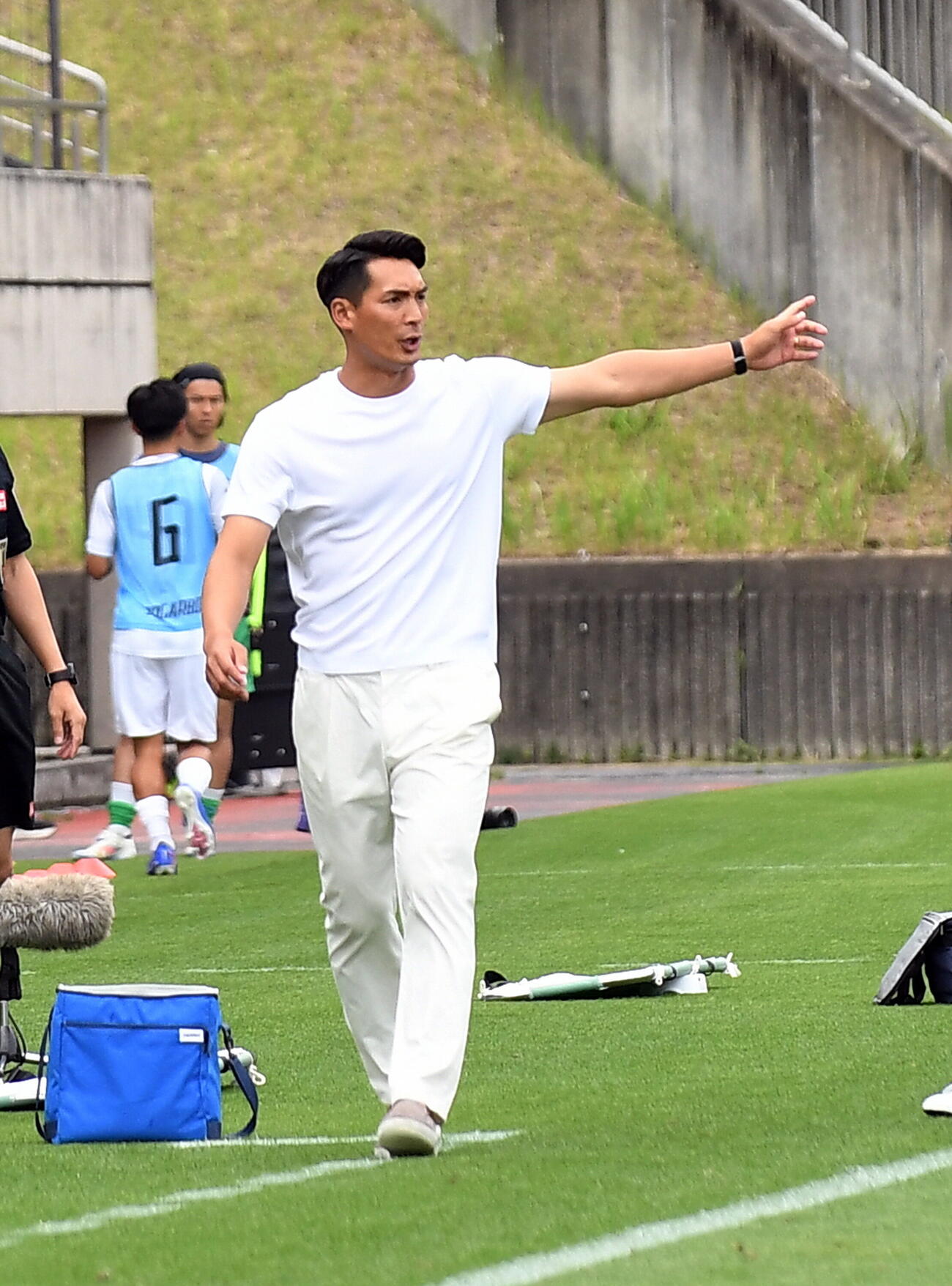 選手に指示を出す藤枝槙野監督