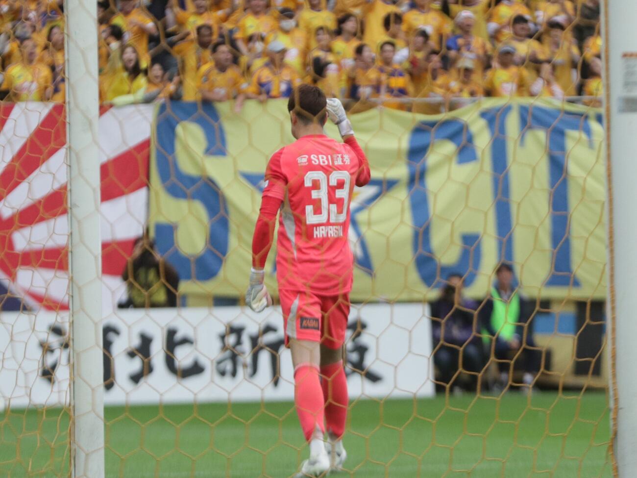 仙台対富山　3人目のPKをセーブしガッツポーズの仙台GK林彰洋（撮影・高橋香奈）