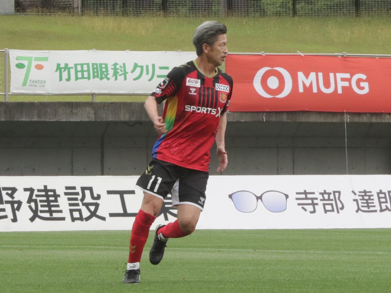 福島対琉球　ボールを追う福島FWカズ（撮影・高橋香奈）