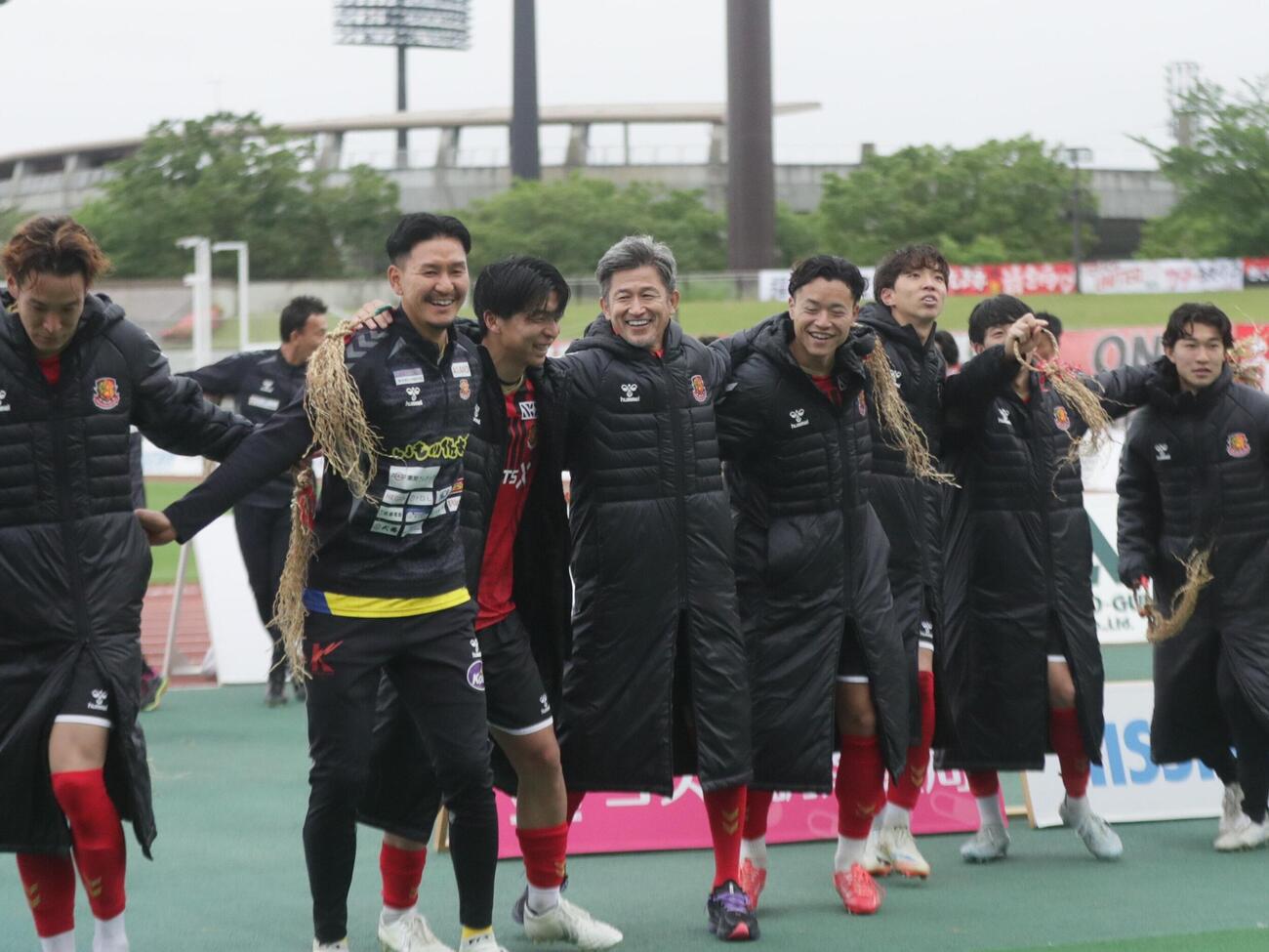 福島対琉球　勝利のわらじ踊りをチームメートを踊る福島カズ（中央）（撮影・高橋香奈）