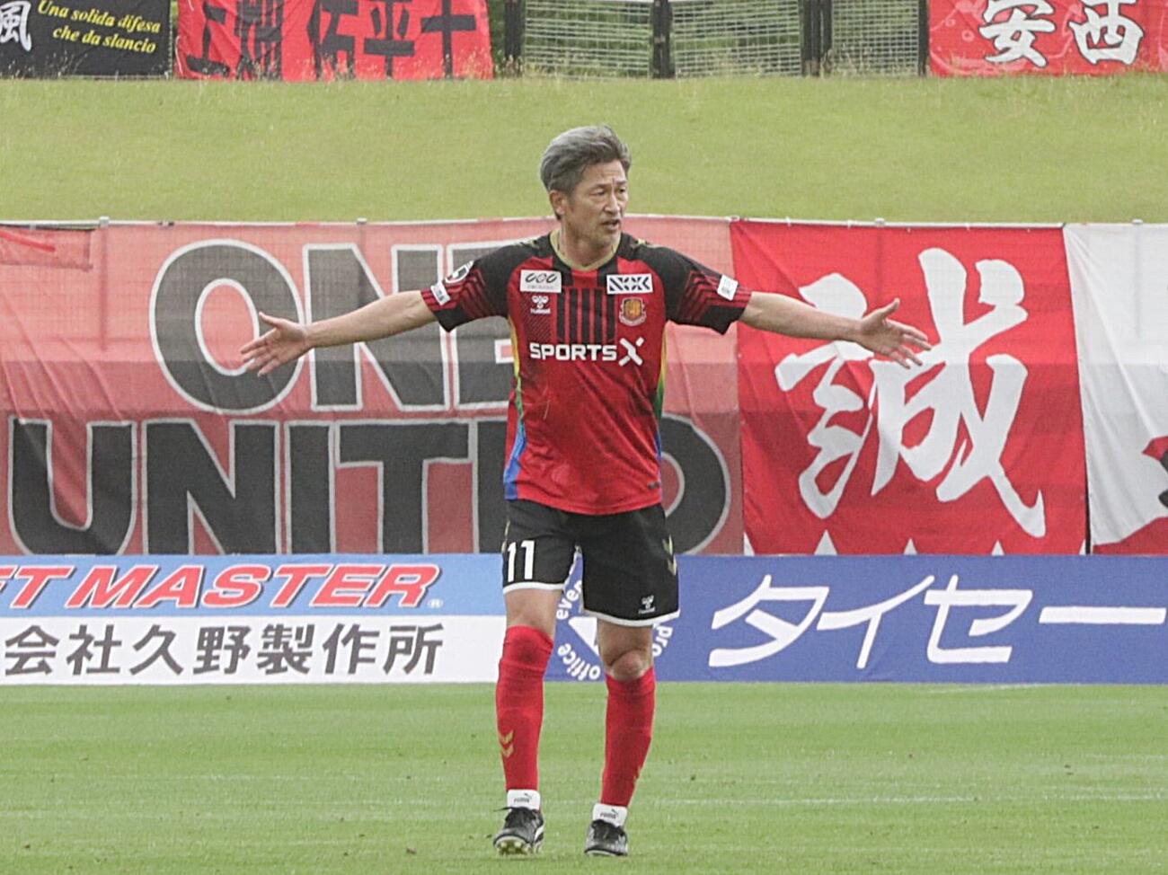 福島対琉球　ピッチでチームメートを鼓舞する福島FWカズ（撮影・高橋香奈）