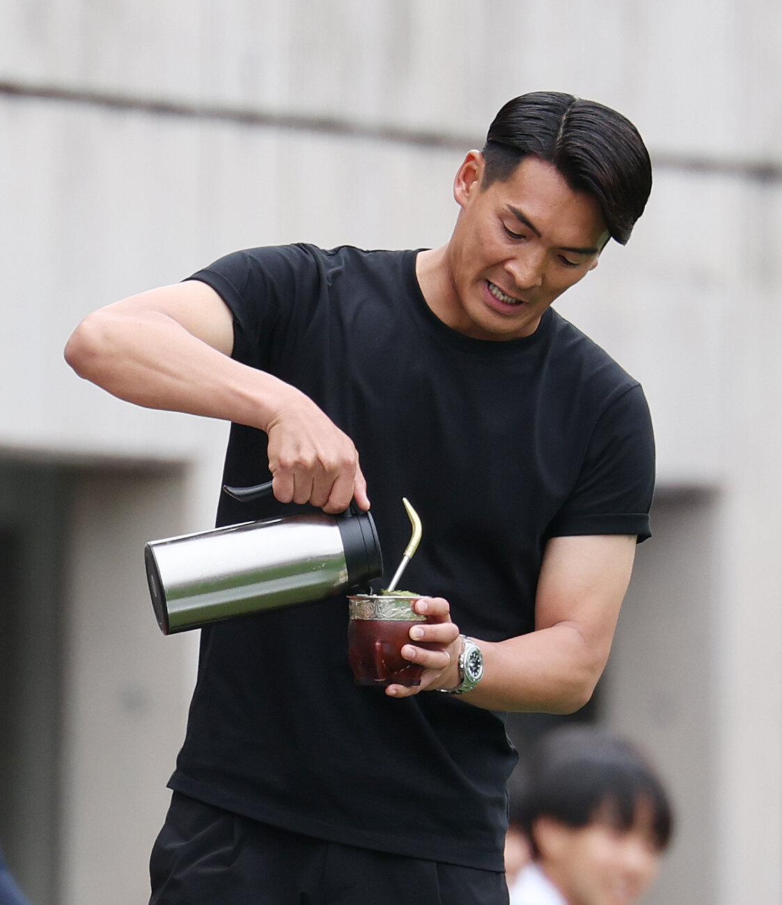 明治安田J2・J3百年構想リーグ　藤枝対福島　前半、マテ茶を補充する藤枝槙野智章監督（2026年5月撮影）