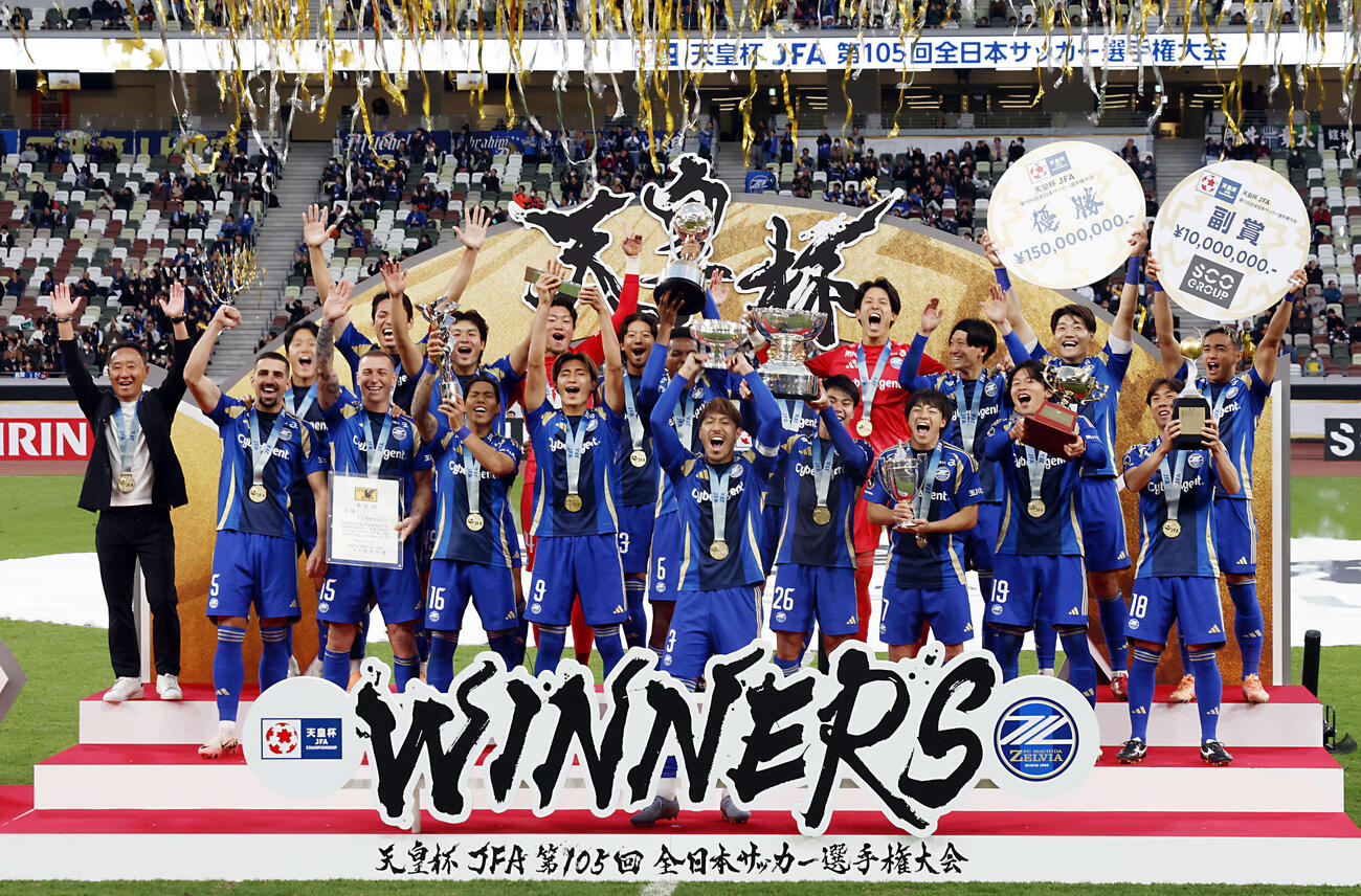 天皇杯優勝を決め、シャーレを掲げる町田イレブン（2025年11月撮影）