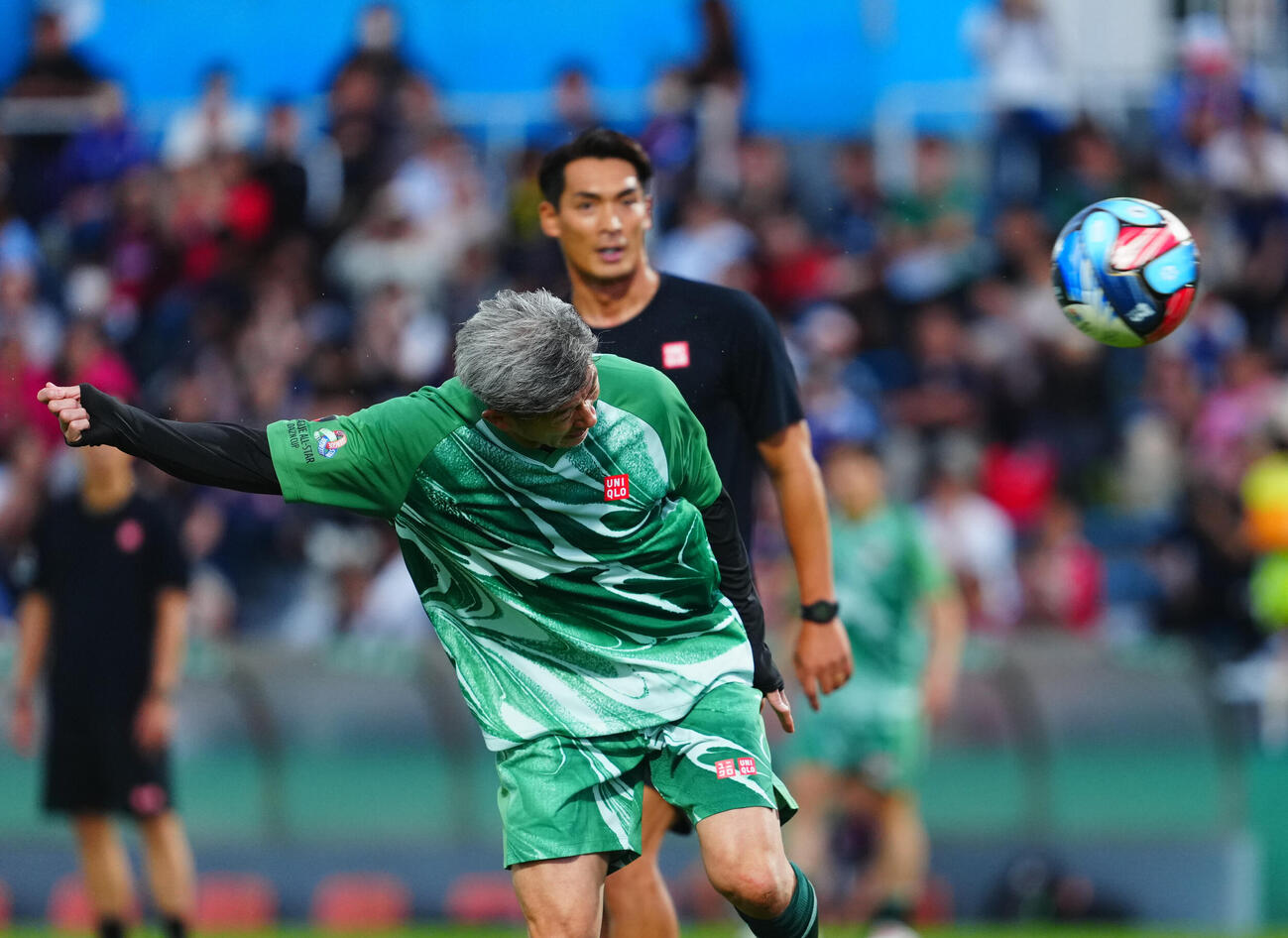 JリーグオールスターDAZNカップ前日公開練習　前日公開練習に臨むJ2・J3イーストBのカズ（三浦知良＝左）（撮影・垰建太）