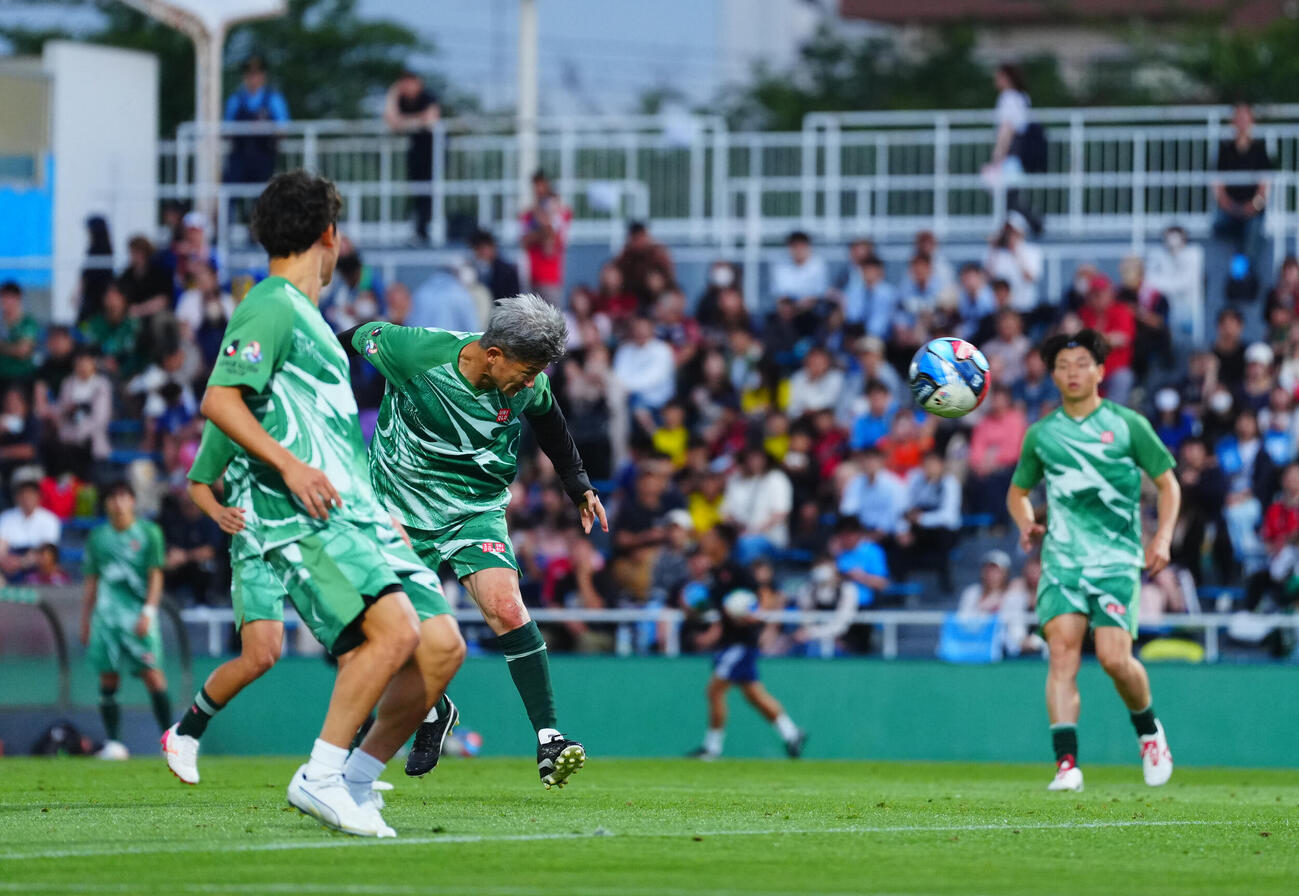 JリーグオールスターDAZNカップ前日公開練習　前日公開練習に臨むJ2・J3イーストBのカズ（三浦知良＝中央）（撮影・垰建太）