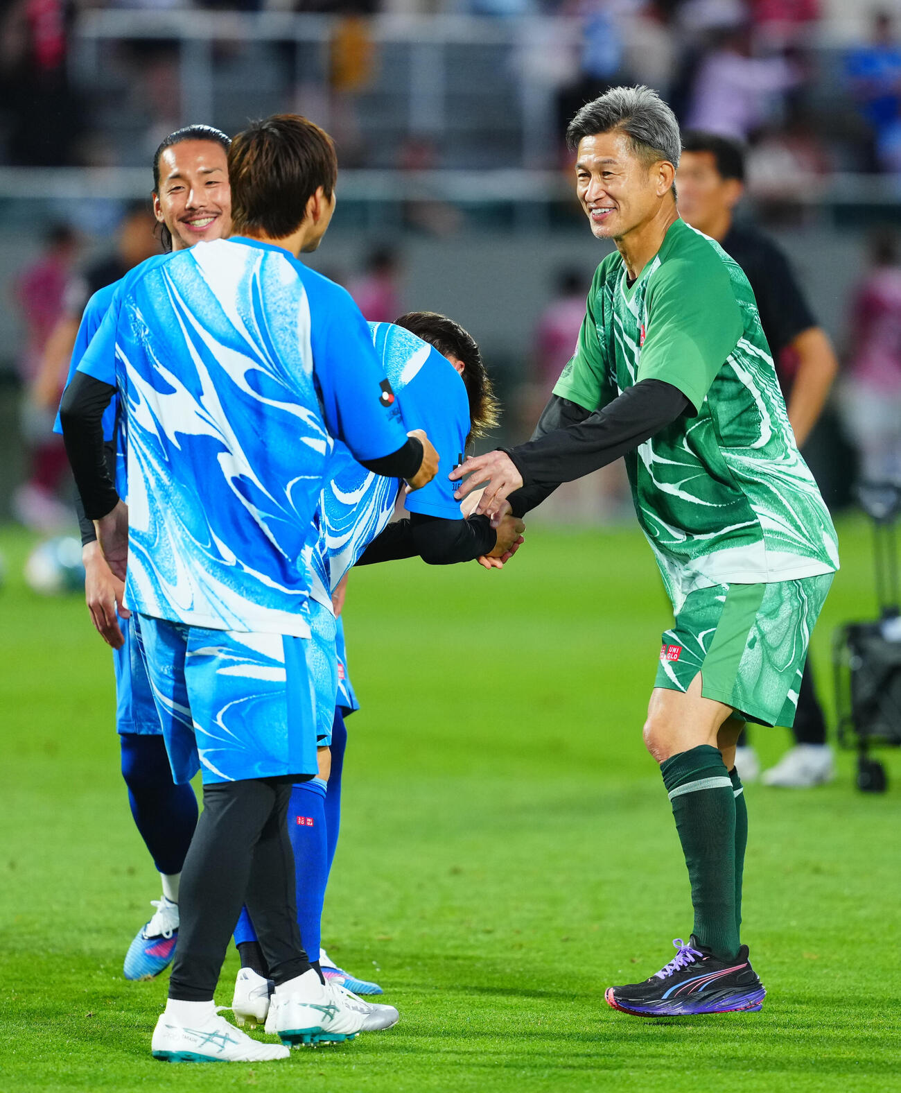 JリーグオールスターDAZNカップ前日公開練習　前日公開練習でJ1ウエストの選手たちと交流するJ2・J3イーストBのカズ（三浦知良＝右）（撮影・垰建太）＝2026年6月12日
