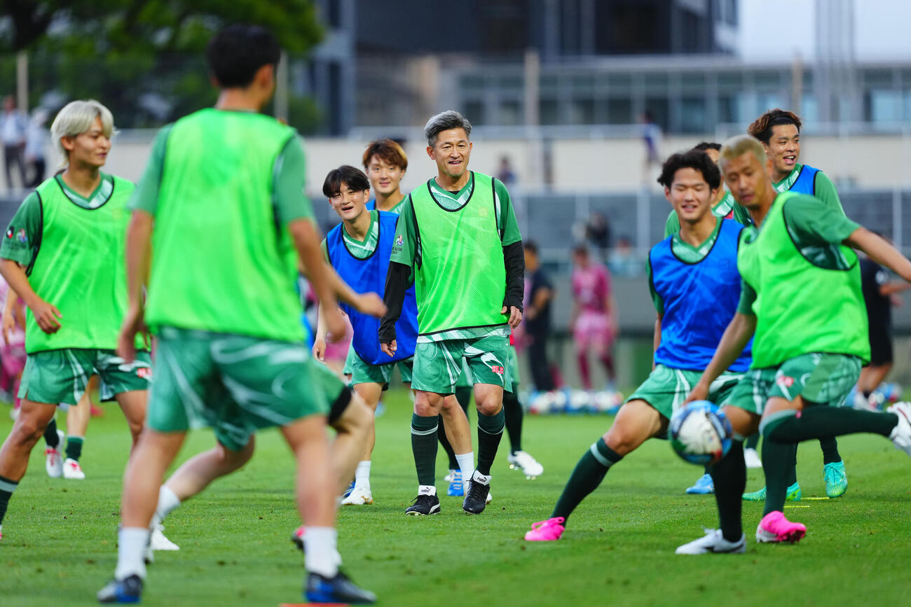 JリーグオールスターDAZNカップ前日公開練習　前日公開練習に臨むJ2・J3イーストBのカズ（三浦知良＝中央）（撮影・垰建太）＝2026年6月12日