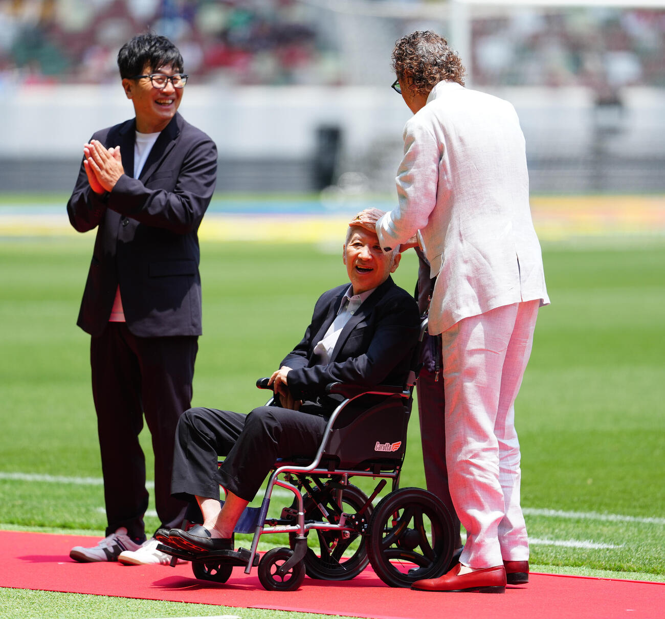 JリーグオールスターDAZNカップ　プレショーに登場し、木村和司氏（中央）の頭をなでるラモス瑠偉氏（右）（撮影・鈴木みどり）