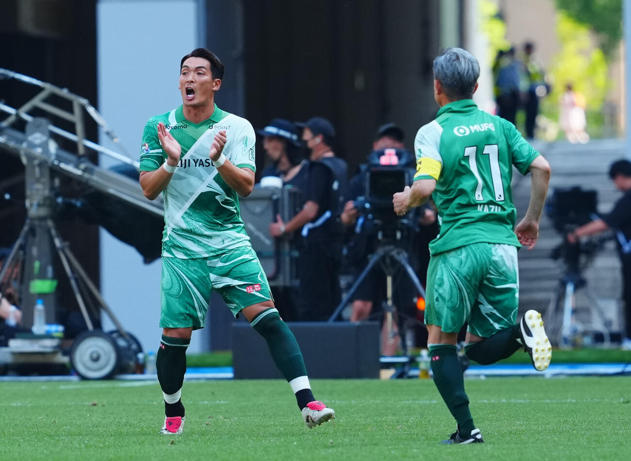 JリーグオールスターDAZNカップ　　J2・J3WEST－A対J2・J3EAST－B　途中出場し選手たちを鼓舞するJ2・J3EAST－B槙野智章監督（左）（撮影・垰建太）＝2026年6月13日