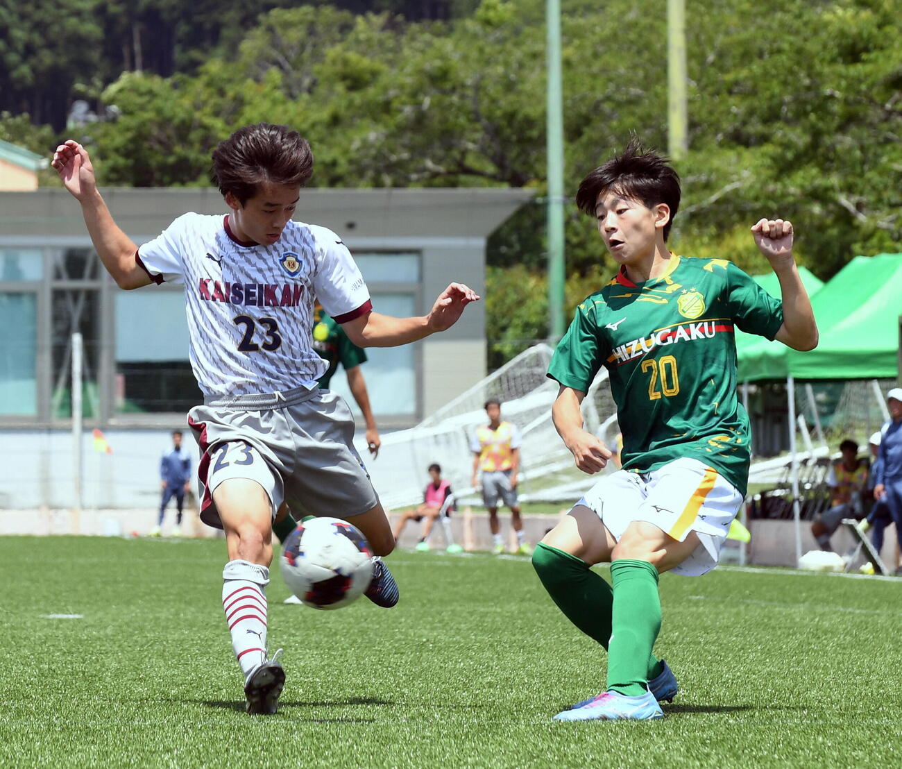 静岡学園対浜松開誠館　同点ゴールを決めた浜松開誠館・金子（左）は守備でも奮闘（撮影・前田和哉）