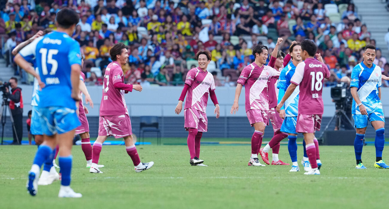 JリーグオールスターDAZNカップ　準決勝　J2・J3WEST－B対J1WEST　決勝進出を決め、歓喜するJ2・J3WEST－Bイレブン（撮影・鈴木みどり）