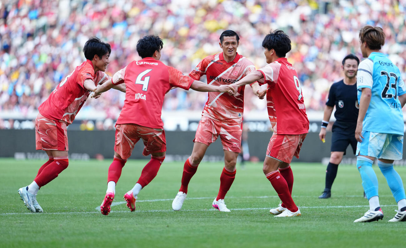 JリーグオールスターDAZNカップ　準決勝　J1EAST対J2J3EAST－A FKの際、手を繋ぎ円陣を組むJ1EAST植田直通（中央）ら（撮影・鈴木みどり）