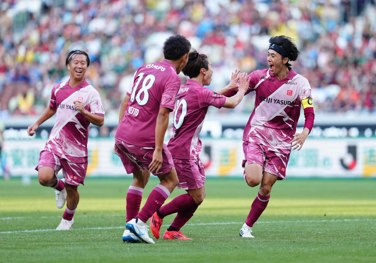 JリーグオールスターDAZNカップ　準決勝　J2・J3WEST－B対J1WEST　先制ゴールを決め駆け出すJ2・J3WEST－B榊原彗悟（右）（撮影・鈴木みどり）