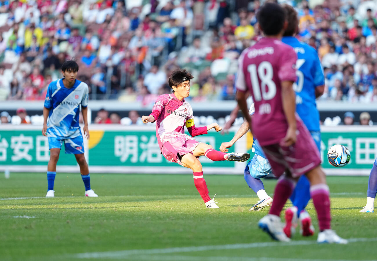 JリーグオールスターDAZNカップ　準決勝　J2・J3WEST－B対J1WEST　先制ゴールを決めるJ2・J3WEST－B榊原彗悟（中央）（撮影・鈴木みどり）