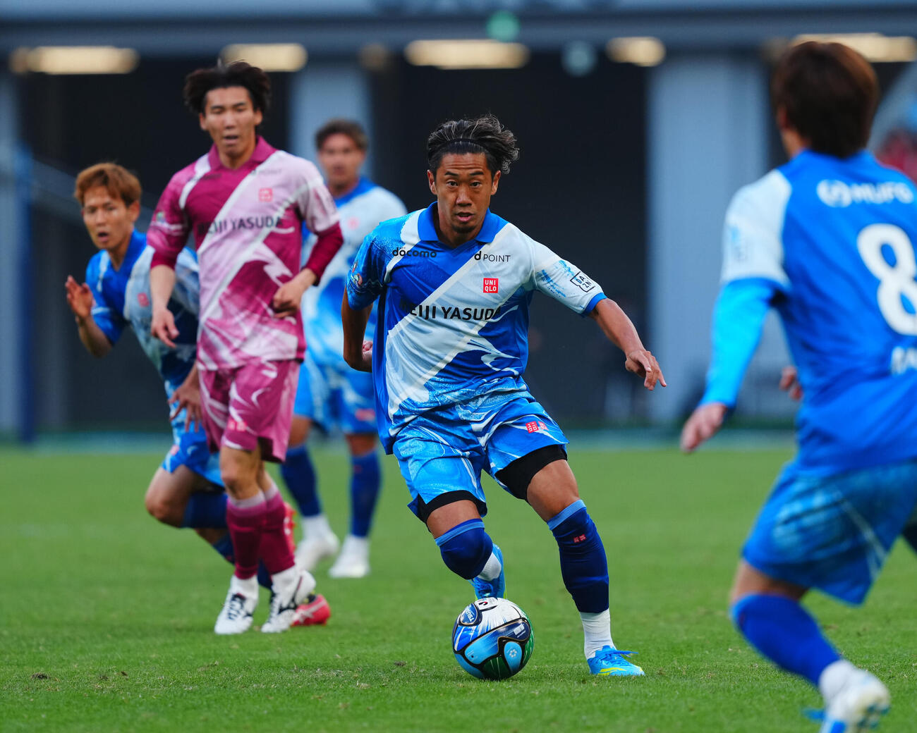 JリーグオールスターDAZNカップ　　準決勝　J1WEST対J2・J3WEST－B　ドリブルするJ1WEST香川真司（中央）（撮影・垰建太）