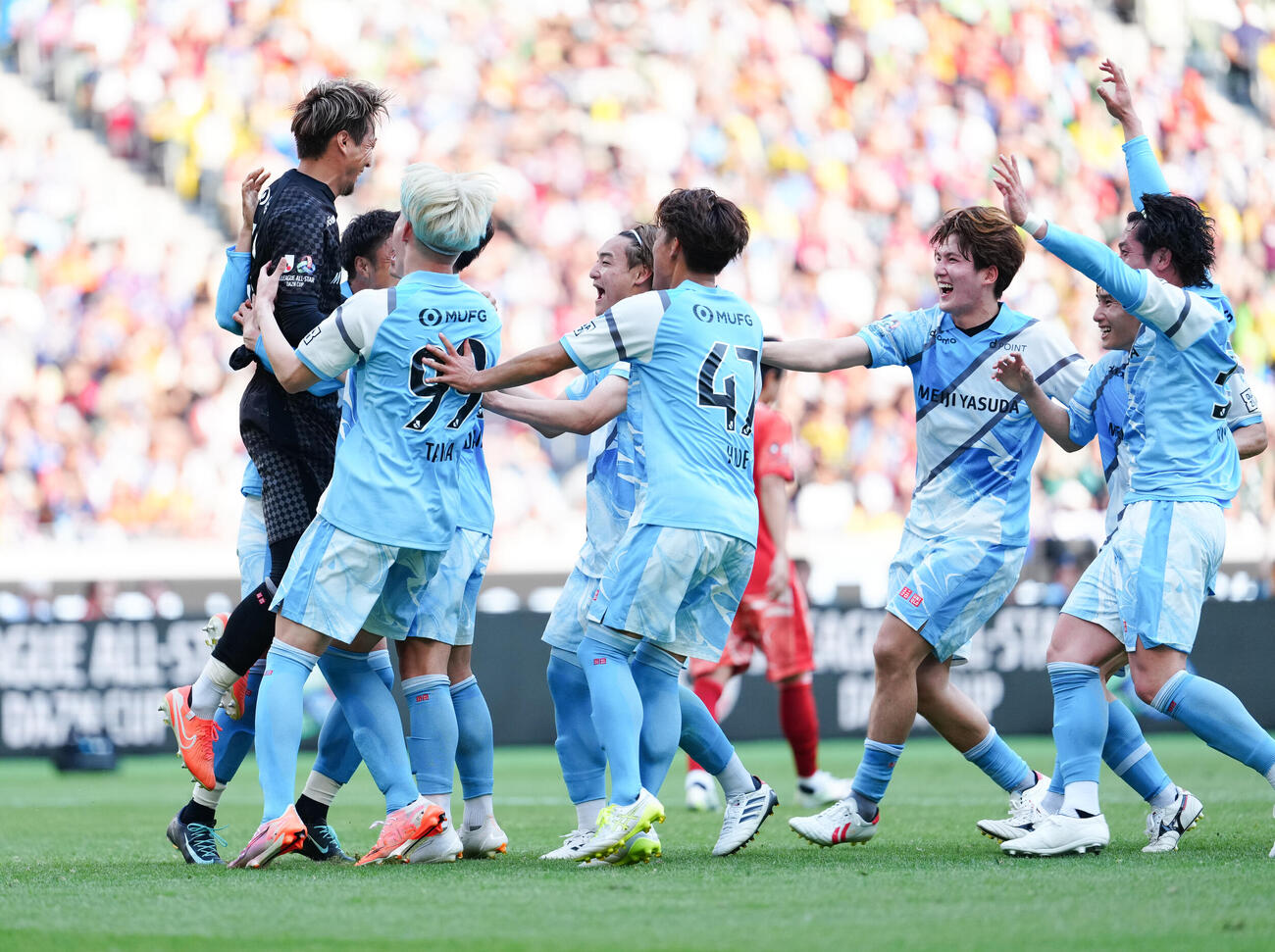 JリーグオールスターDAZNカップ　準決勝　J1EAST対J2J3EAST－A PK戦を制し決勝進出を決め、歓喜するJ2J3EAST－Aイレブン（撮影・鈴木みどり）