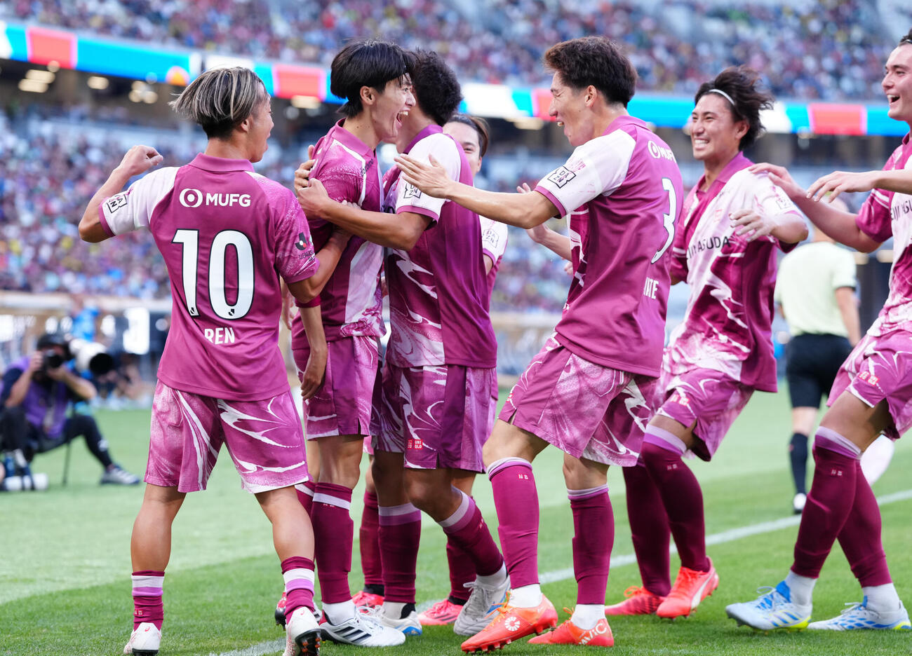 JリーグオールスターDAZNカップ　準決勝　J2・J3WEST－B対J1WEST　先制ゴールを決めイレブンと喜ぶJ2・J3WEST－B榊原彗悟（左から2人目）（撮影・鈴木みどり）
