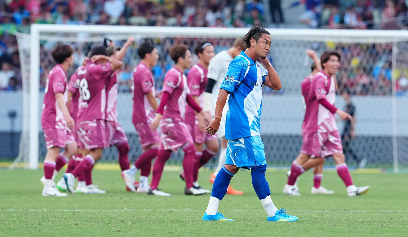 JリーグオールスターDAZNカップ　準決勝　J2・J3WEST－B対J1WEST J2・J3WEST－Bに敗れ決勝進出を逃し、険しい表情のJ1WEST香川真司（手前）（撮影・鈴木みどり）