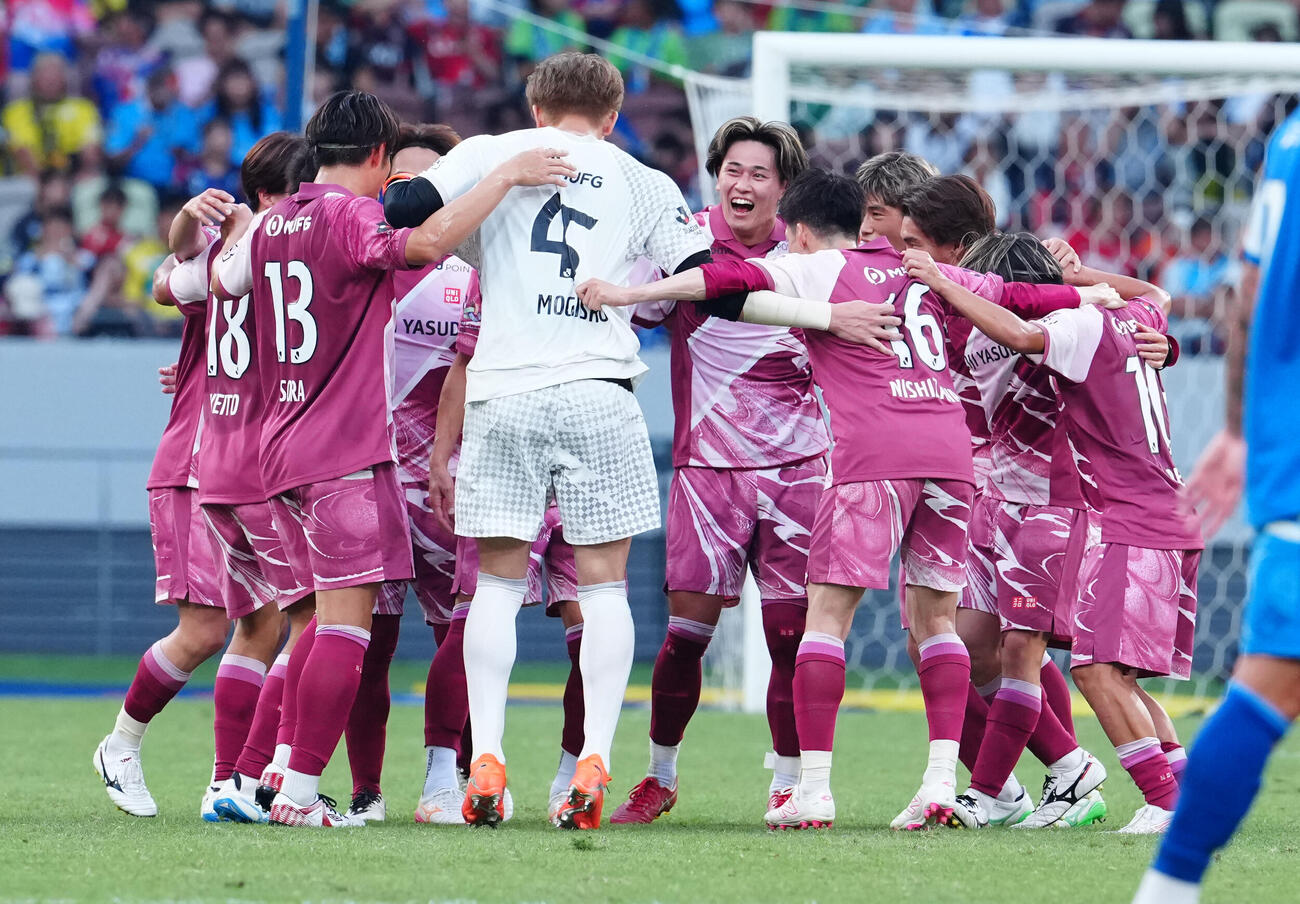 JリーグオールスターDAZNカップ　準決勝　J2・J3WEST－B対J1WEST　決勝進出を決め、歓喜するJ2・J3WEST－Bイレブン（撮影・鈴木みどり）