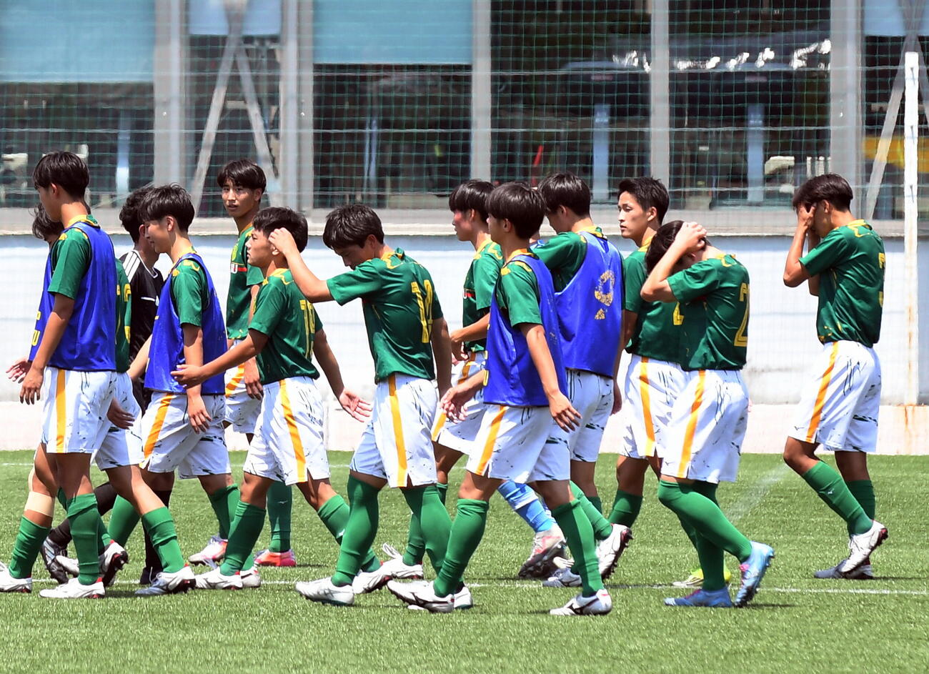 引き分けに終わり、肩を落とす静岡学園の選手たち