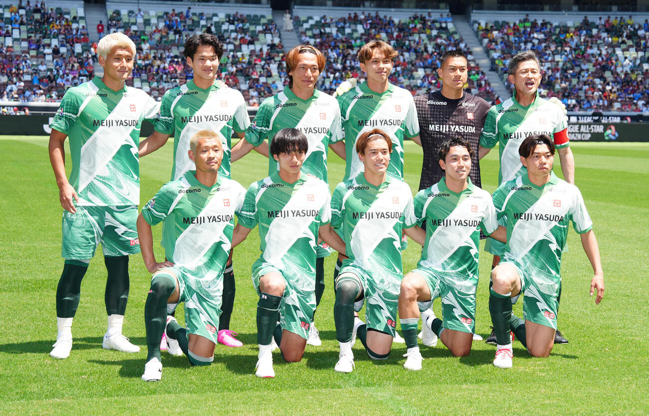 JリーグオールスターDAZNカップ　J2J3EAST－A対J2J3EAST－B　試合前、集合写真に納まるカズ（三浦知良）（後列右）らJ2J3EAST－Bイレブ（撮影・鈴木みどり）