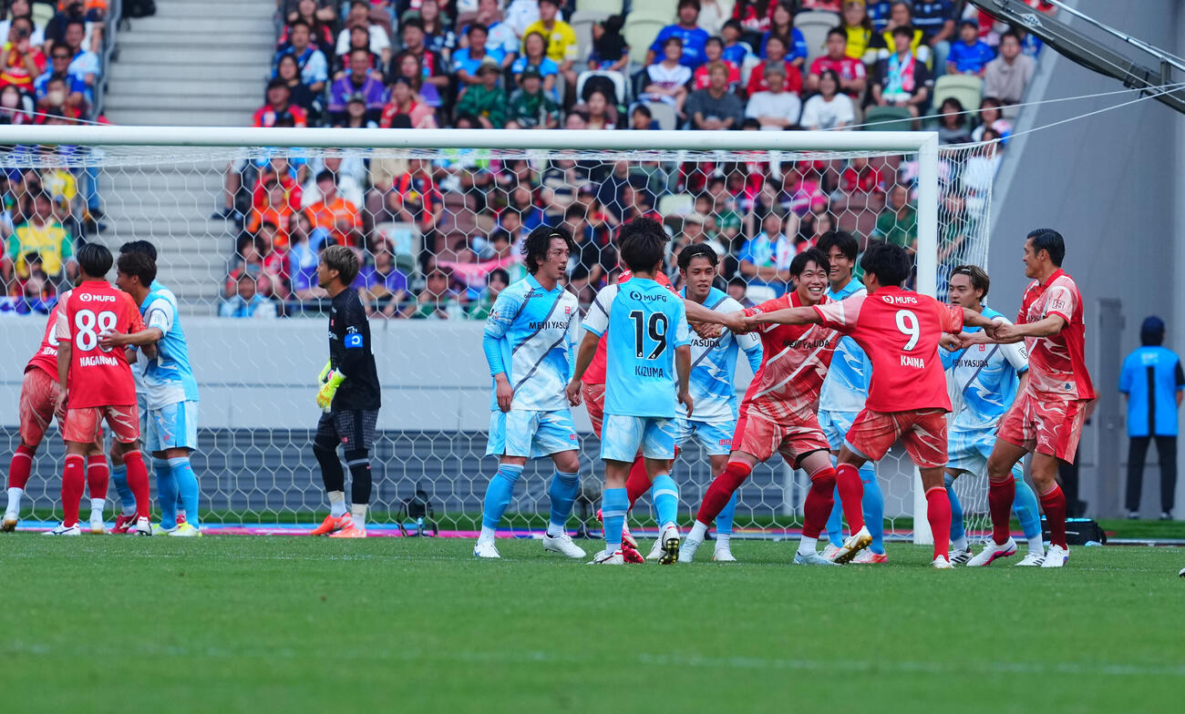 JリーグオールスターDAZNカップ　　準決勝　J1EAST対J2・J3EAST－A　コーナーキックで「トルメンタ」をつくるJ1EASTの選手たち（撮影・垰建太）