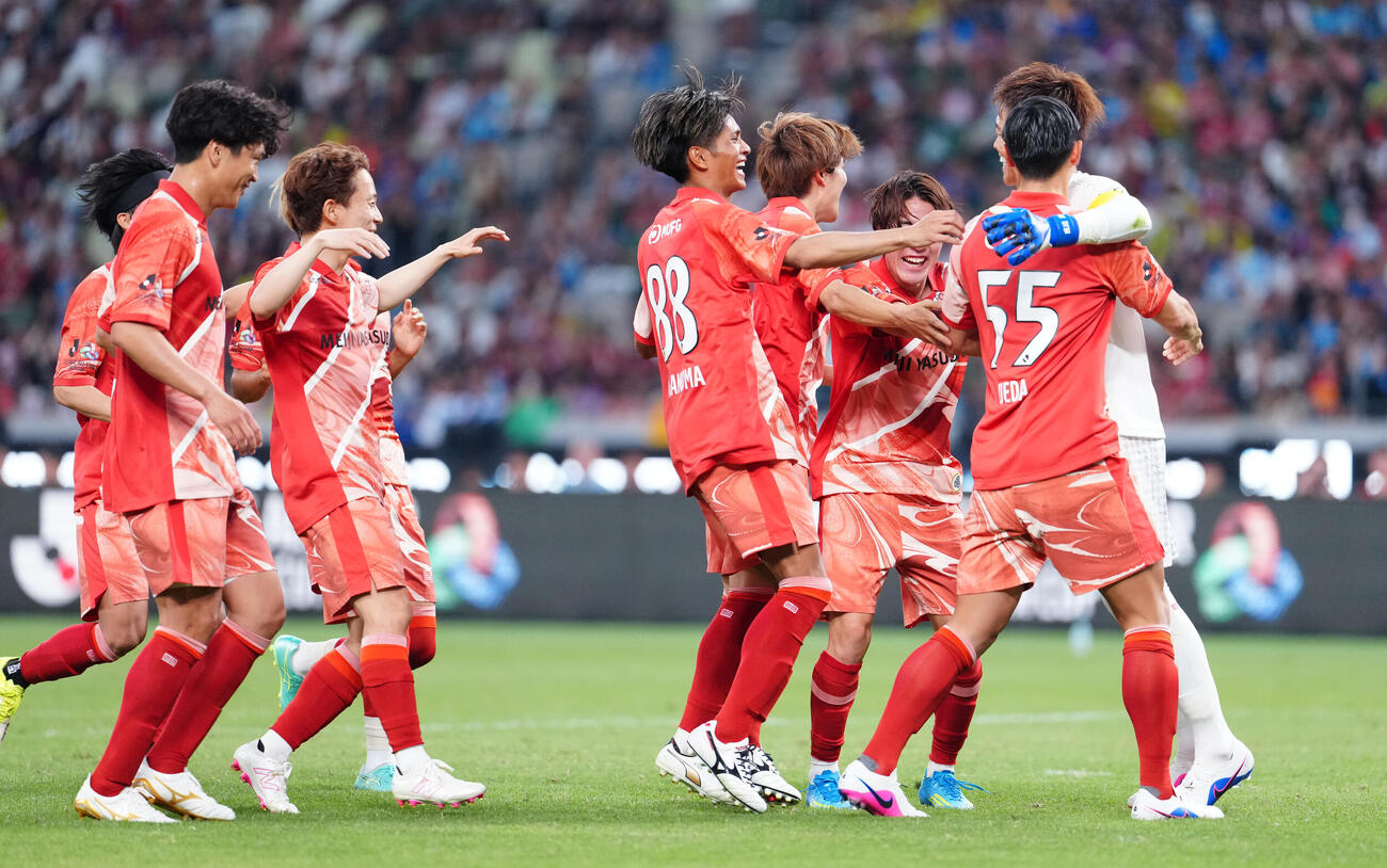 JリーグオールスターDAZNカップ　3位決定戦　J1EAST対J1WEST PK戦を制し、歓喜するJ1EASTイレブン（撮影・鈴木みどり）