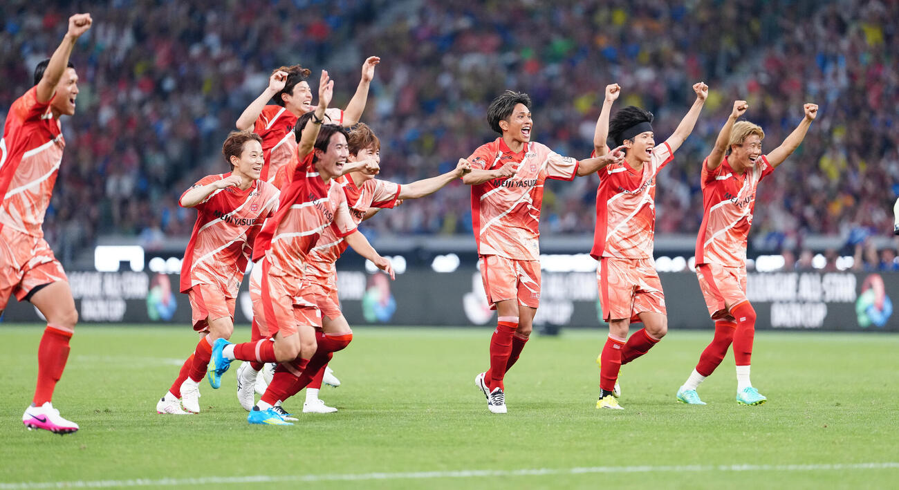JリーグオールスターDAZNカップ　3位決定戦　J1EAST対J1WEST PK戦を制し、ガッツポーズするJ1EASTイレブン（撮影・鈴木みどり）