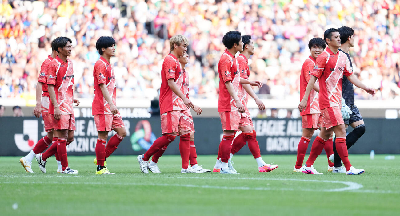 JリーグオールスターDAZNカップ　準決勝　J1EAST対J2J3EAST－A PK戦で敗れ、肩を落とすJ1EASTイレブン（撮影・鈴木みどり）