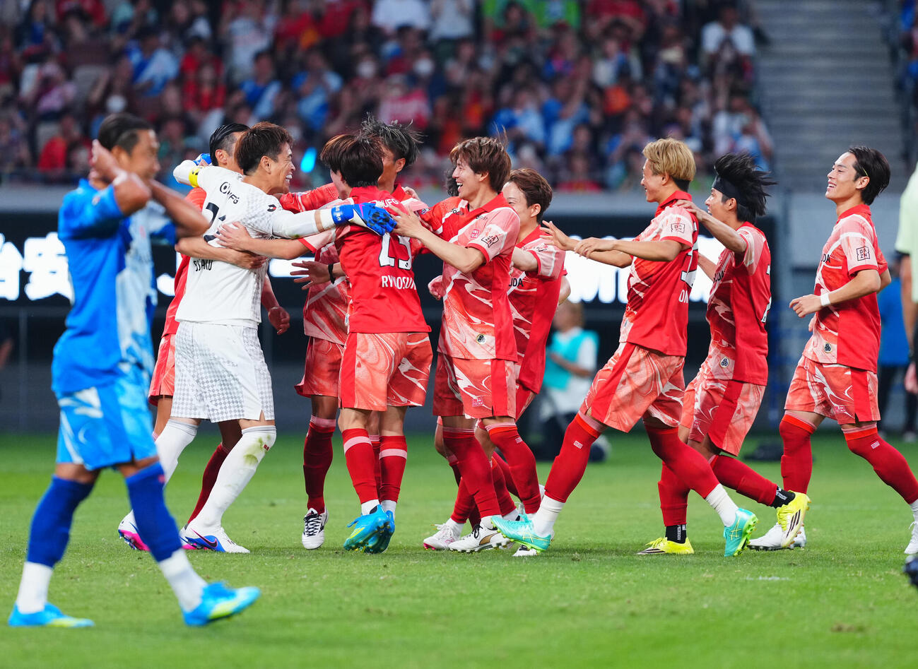 JリーグオールスターDAZNカップ　　3・4位決定戦　J1EAST対J1WEST PK戦を制し喜ぶJ1EASTのGK西川周作（左から2人目）ら選手たち（撮影・垰建太）