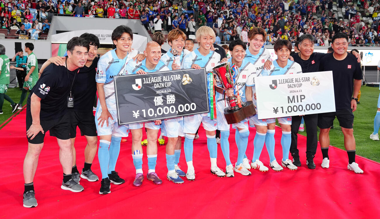JリーグオールスターDAZNカップ　記念撮影に納まる土居聖真（左から5人目）ら山形の選手たち（撮影・鈴木みどり）