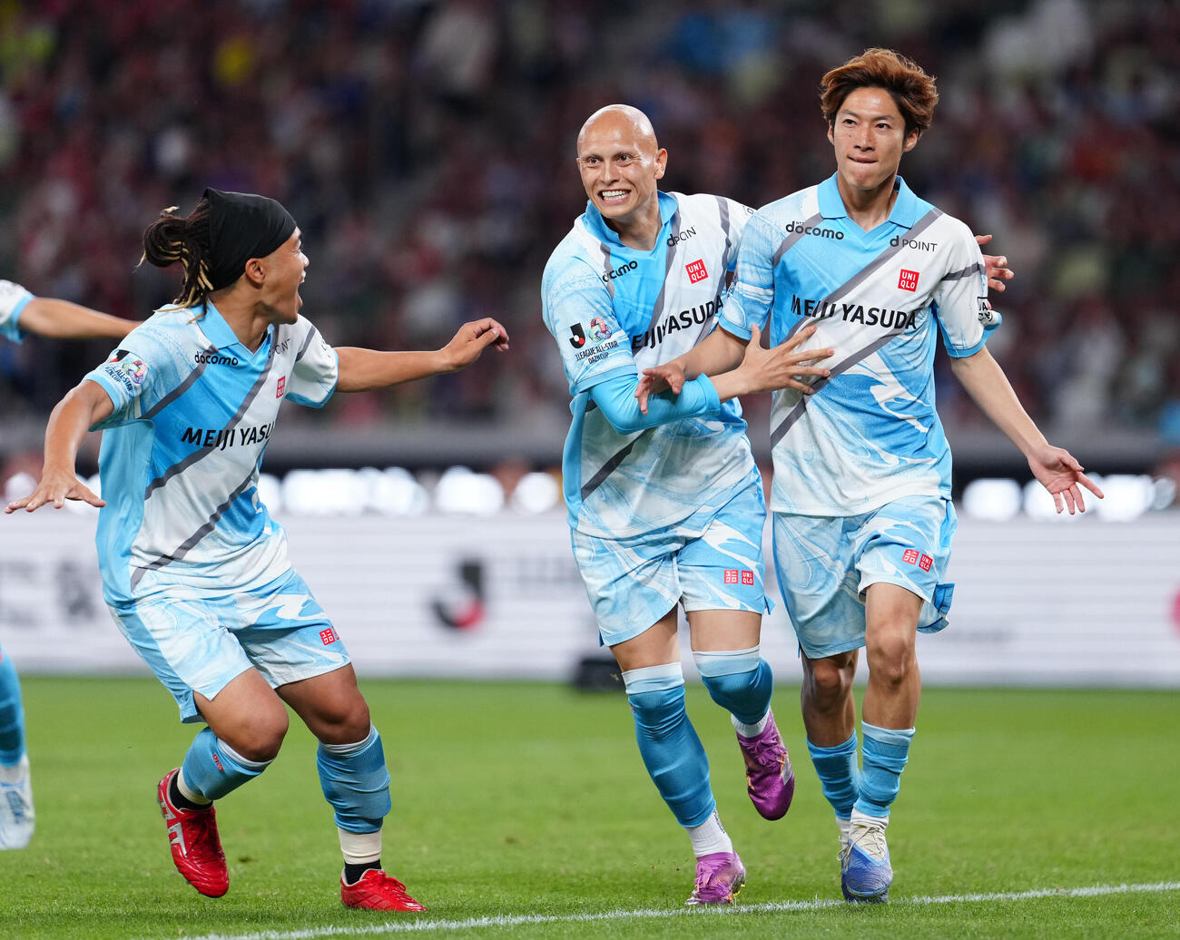 JリーグオールスターDAZNカップ　決勝　J2・J3EAST－A対J2・J3WEST－B　先制ゴールを決め駆け出すJ2・J3EAST－A土居聖真（右）（撮影・鈴木みどり）