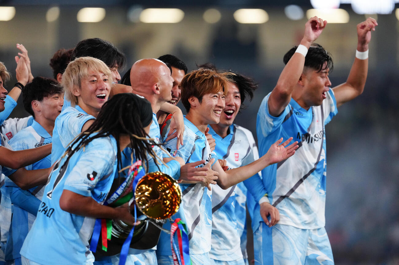 JリーグオールスターDAZNカップ　MIPに選ばれ、イレブンから祝福される山形土居聖真（中央）（撮影・鈴木みどり）