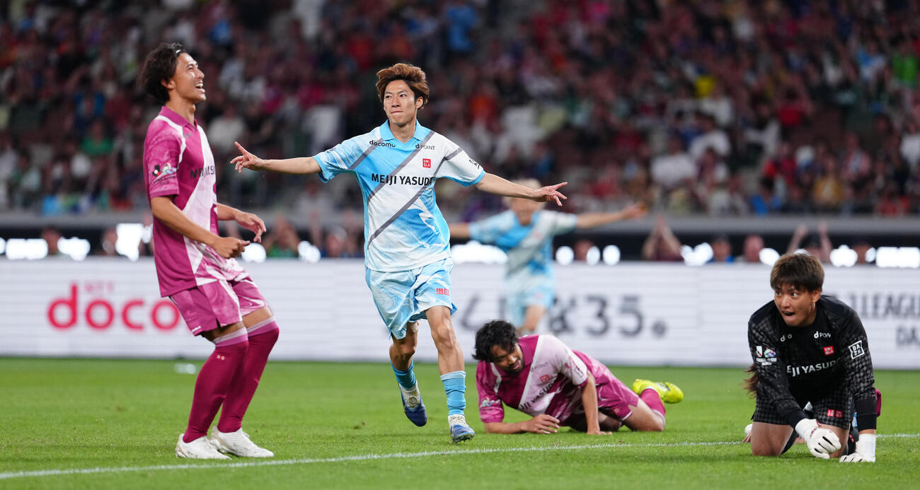 JリーグオールスターDAZNカップ　決勝　J2・J3EAST－A対J2・J3WEST－B　先制ゴールを決め駆け出すJ2・J3EAST－A土居聖真（中央）（撮影・鈴木みどり）