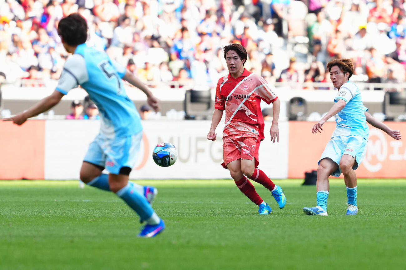 JリーグオールスターDAZNカップ　　準決勝　J1EAST対J2・J3EAST－A　スルーパスを出す土居聖真（右）（撮影・垰建太）
