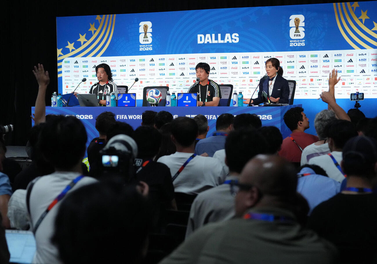 サッカー日本代表W杯北中米大会関連　公式会見を行う森保一監督（中央）（撮影・足立雅史）＝2026年6月13日（現地時間）