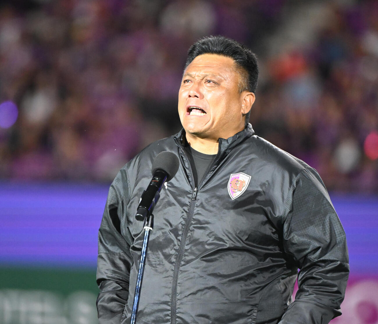 声を詰まらせ退任のあいさつをする京都曺貴裁監督（2026年5月撮影）